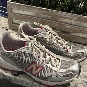 🦋🦋🦋 TENNIS SHOES WOMEN by NEW 🆕 BALANCE SIZE 9